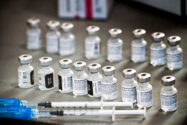 Шприцы и флаконы с вакциной Pfizer-BioNTech COVID-19 подготовлены для введения в пункте вакцинации Renown Health в Рино, штат Невада, 17 декабря 2020 г. (Patrick T. Fallon/AFP via Getty Images)