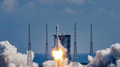 Ракета Long March 7Y4 с грузовым кораблём «Тяньчжоу-3» стартует с космодрома Вэньчан для доставки грузов на китайскую космическую станцию Тяньгун в южной китайской провинции Хайнань 20 сентября 2021 года. (STR/AFP via Getty Images)
