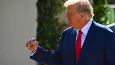 Бывший президент Дональд Трамп покидает избирательный участок после голосования на промежуточных выборах в США в Центре отдыха Мортона и Барбары Мандел в Палм-Бич, штат Флорида, 8 ноября 2022 года. (EvaMarieUzcategui/AFP via Getty Images)