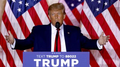 Бывший президент Дональд Трамп объявляет, что баллотируется в президенты на выборах в США в 2024 году в своём поместье Мар-а-Лаго в Палм-Бич, штат Флорида, 15 ноября 2022 года. (Alon Skuy/AFP via Getty Images)
