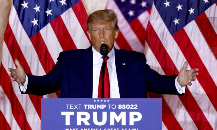 Бывший президент Дональд Трамп объявляет, что баллотируется в президенты на выборах в США в 2024 году в своём поместье Мар-а-Лаго в Палм-Бич, штат Флорида, 15 ноября 2022 года. (Alon Skuy/AFP via Getty Images)
