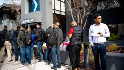 Клиенты Silicon Valley Bank стоят в очереди в штаб-квартире SVB в Санта-Кларе, Калифорния, 13 марта 2023 года. (Noah Berger/AFP via Getty Images)
