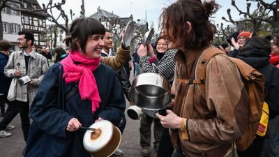 Фото: Акция протеста в Страсбурге после телеобращения президента Франции Эммануэля Макрона к нации по поводу подписания пенсионной реформы, 17 апреля 2023 года. (FREDERICK FLORIN/AFP via Getty Images)