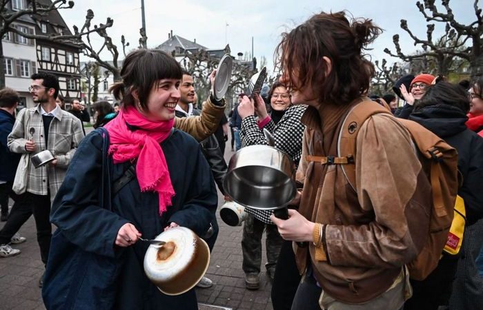 Фото: Акция протеста в Страсбурге после телеобращения президента Франции Эммануэля Макрона к нации по поводу подписания пенсионной реформы, 17 апреля 2023 года. (FREDERICK FLORIN/AFP via Getty Images)