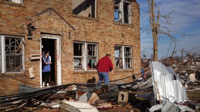 Фото: После торнадо в США. (Scott Olson/Getty Images)