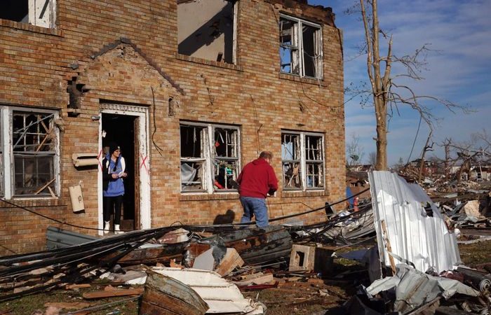 Фото: После торнадо в США. (Scott Olson/Getty Images)