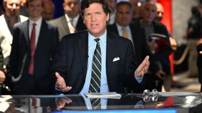 Ведущий Fox News Такер Карлсон выступает на церемонии вручения премии 2022 FOX Nation Patriot Awards в Голливуде, штат Флорида, 17 ноября 2022 года. (JasonKoerner/Getty Images)