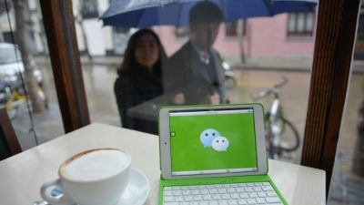 Логотип китайской платформы быстрого обмена сообщениями WeChat на мобильном устройстве. Китай, Шанхай, 12 марта 2014 года. (Peter Parks/AFP/Getty Images)
