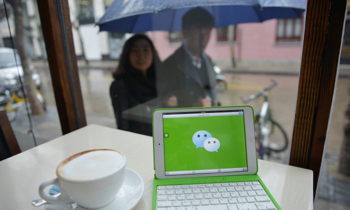 Логотип китайской платформы быстрого обмена сообщениями WeChat на мобильном устройстве. Китай, Шанхай, 12 марта 2014 года. (Peter Parks/AFP/Getty Images)
