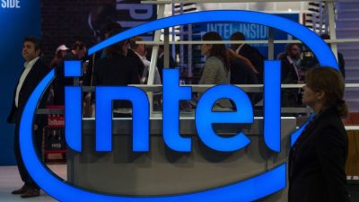 Логотип американского гиганта Intel на выставке цифрового бизнеса CEBIT в Ганновере, центральная Германия, 15 марта 2016 г. (John Macdougall/AFP/Getty Images)