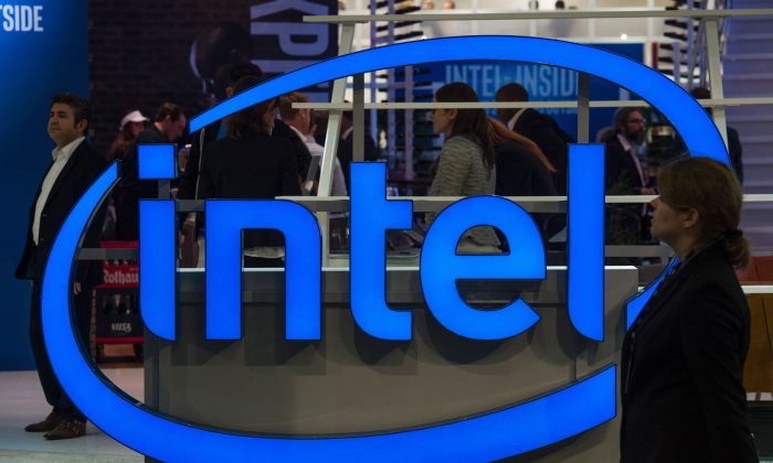 Логотип американского гиганта Intel на выставке цифрового бизнеса CEBIT в Ганновере, центральная Германия, 15 марта 2016 г. (John Macdougall/AFP/Getty Images)