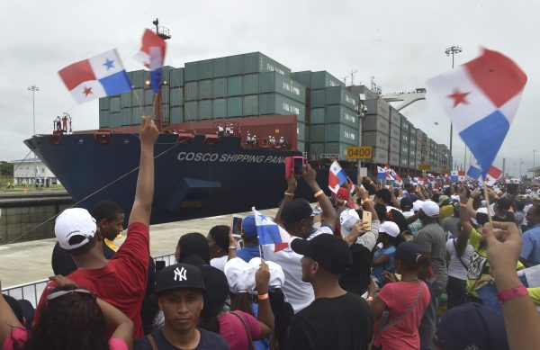 Китайское торговое судно Cosco Shipping Panama пересекает новые шлюзы Агуа Клара во время церемонии открытия расширенного Панамского канала. (Rodrigo Arangua/AFP/Getty Images)
