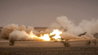 Американская высокомобильная ракетная система M142 (HIMARS) запускает ракеты во время военных учений в районе Гриер-Лабуихи в Марокко, 9 июня 2021 года. (Fadel Senna/AFP/Getty Images)
