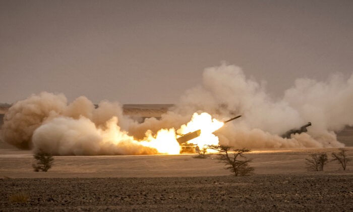Американская высокомобильная ракетная система M142 (HIMARS) запускает ракеты во время военных учений в районе Гриер-Лабуихи в Марокко, 9 июня 2021 года. (Fadel Senna/AFP/Getty Images)
