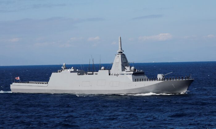 JS Mogami (FFM-1) Морских сил самообороны Японии (JMSDF), японский многоцелевой фрегат-невидимка, принимает участие в Международном обзоре флота, посвящённом 70-летию основания JMSDF, в заливе Сагами, недалеко от Йокосука, к югу от Токио, 6 ноября 2022 г. (Issei Kato/Reuters)

