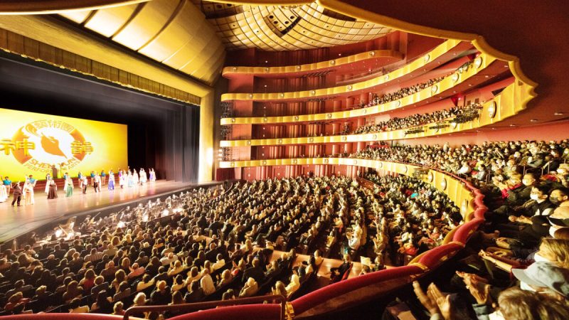 Шоу Shen Yun Performing Arts New York Company в театре Дэвида Х. Коха в Линкольн-центре в Нью-Йорке 20 марта 2022 года. (Larry Dye/The Epoch Times)
