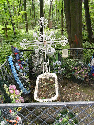 Могила Л. А. Чарской на Смоленском кладбище в Санкт-Петербурге. (Фото: ru.wikipedia.org. Общественное достояние)
