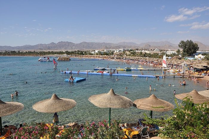 Пляж в Египте в бухте Наама-Бей, Шарм-эш-Шейх. (Фото: wikipedia.org. CC BY 3.0 )