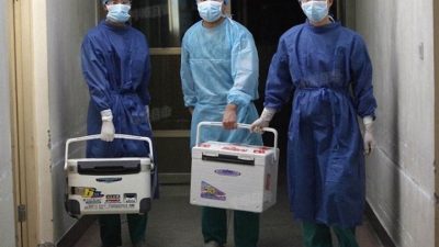 Врачи несут свежие органы для пересадки в больнице в провинции Хэнань, Китай, 16 августа 2012 года. (Screenshot via Sohu.com) 