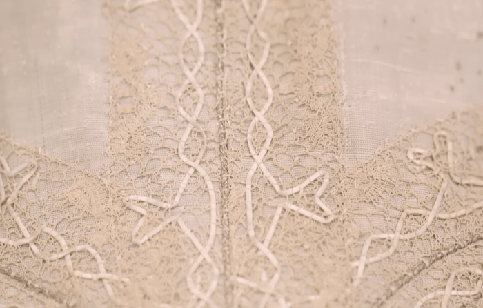 Платье Silver Tissue искусно украшено шелковым коклюшечным кружевом. (© Historic Royal Palaces / Fashion Museum Bath)