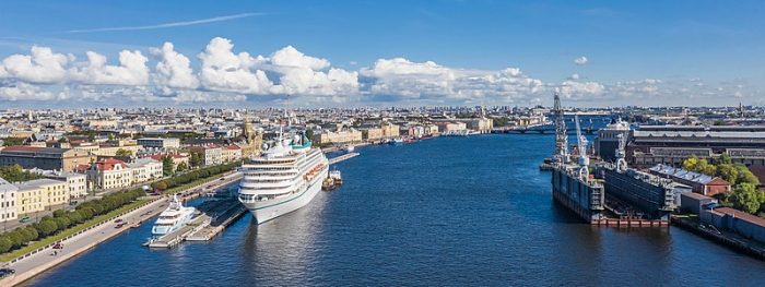 Река Большая Нева и набережная Лейтенанта Шмидта в Санкт-Петербурге: аэрофотосъёмка. (Фото: А.Савин, Викисклад)