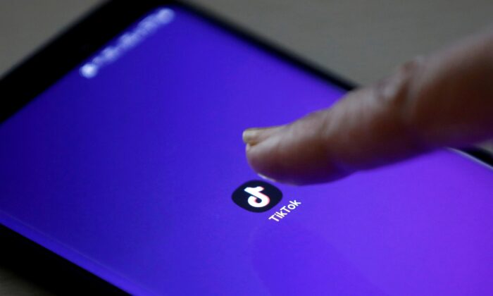 Логотип приложения TikTok на экране мобильного телефона на иллюстрации, сделанной 21 февраля 2019 г. (Danish Siddiqui/Illustration/Reuters)
