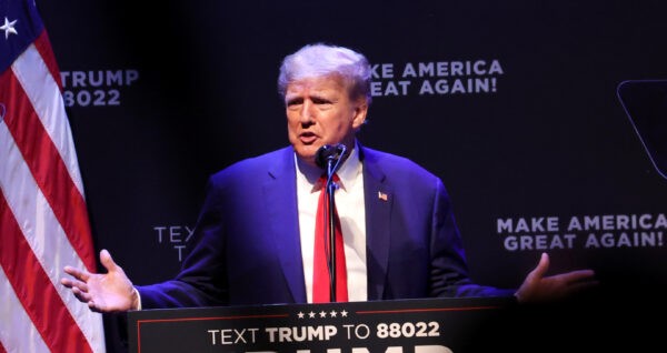 Бывший президент Дональд Трамп выступает перед гостями, собравшимися на мероприятии в театре Адлер в Давенпорте, штат Айова, 13 марта 2023 года. (Scott Olson/Getty Images)