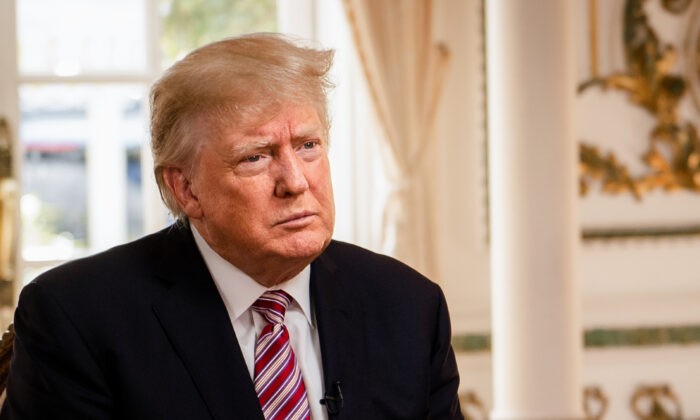 Бывший президент Дональд Трамп на своём курорте Мар-а-Лаго в Палм-Бич, штат Флорида, 31 января 2022 года. (The Epoch Times)
