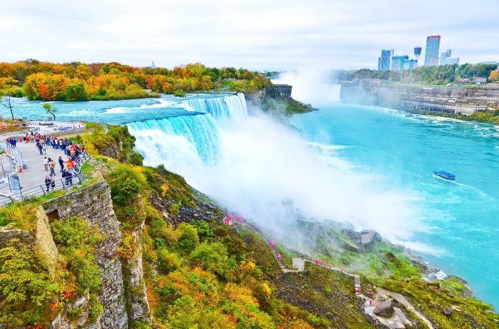 Вид на Ниагарский водопад со стороны Америки осенью. (Javen/Shutterstock)