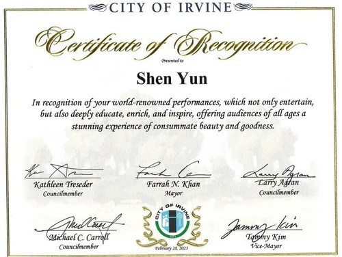 Город Ирвин в округе Ориндж вручил Shen Yun свидетельство о признании, поблагодарив за «предложение зрителям всех возрастов потрясающих ощущений непревзойдённой красоты и совершенства». Городские власти заявили, что представления не только развлекают, но и «глубоко обучают, обогащают и вдохновляют». (<a class=