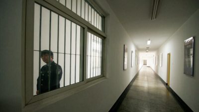 Охранник в Центре содержания под стражей № 1 в Пекине, 25 октября 2012 года. (Ed Jones/AFP via Getty Images)
