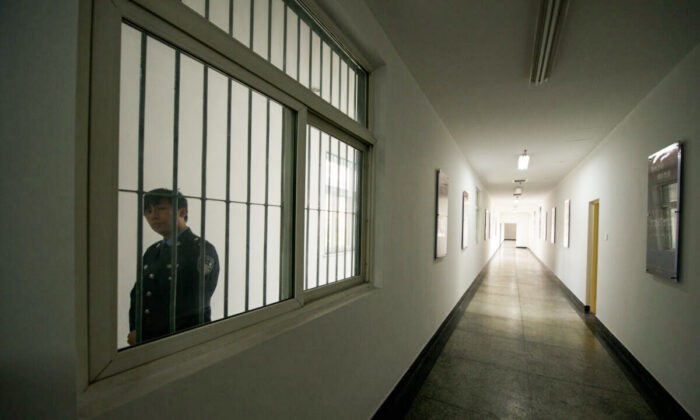 Охранник в Центре содержания под стражей № 1 в Пекине, 25 октября 2012 года. (Ed Jones/AFP via Getty Images)
