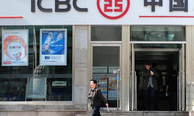 Клиенты выходят из отделения Промышленно-коммерческого банка Китая (ICBC) в Пекине, недатированная фотография. (Frederic J. Brown/AFP/Getty Images)