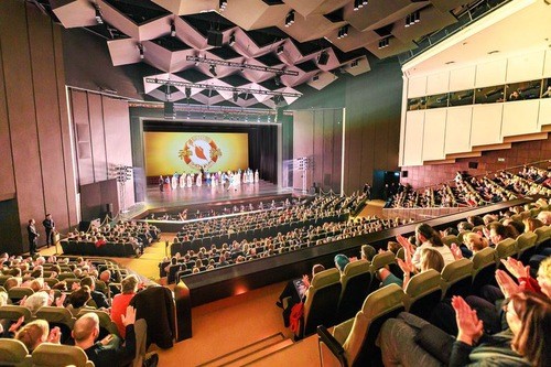 Зрители очарованы Shen Yun: Мифически красиво Фото Shen Yun Global Company в Opera Nova в Быдгоще, Польша, 27 февраля (The Epoch Times)