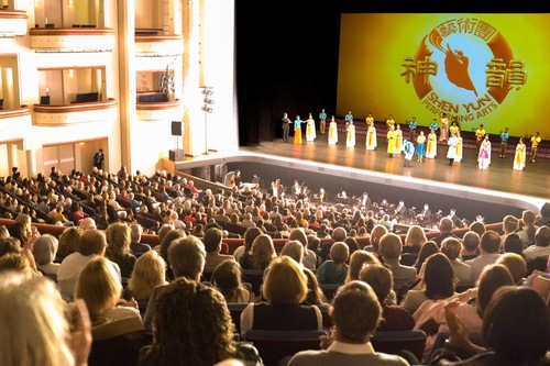 Компания Shen Yun New World в театре «Белк» в Центре исполнительских искусств «Блюменталь» в Шарлотте, Северная Каролина, 4 марта. Компания представила четыре выступления в Шарлотте со 2 по 4 марта, все при полном аншлаге. (The Epoch Times)