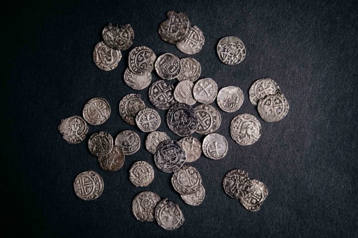 Серебряные монеты, часть 1000-летнего средневекового клада, обнаруженного в Хогвауде, Нидерланды, показаны на этой недатированной фотографии. (Archeologie West Friesland/Handout via REUTERS)