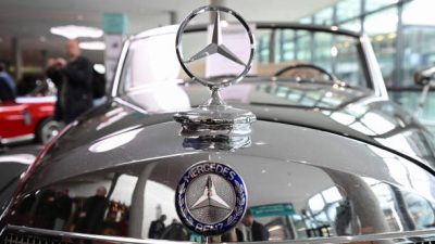 Классический автомобиль Mercedes-Benz 300D 1953 года. Продукция BMW и Mercedes-Benz Group, несмотря на объявление  о прекращении продаж в России, широко доступна на российских рынках. (Bernd Weißbrod/picture alliance via Getty Images)
