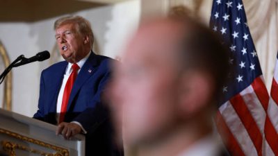 Бывший президент США Дональд Трамп выступает на мероприятии в клубе Mar-a-Lago 4 апреля 2023 года в Уэст-Палм-Бич, Флорида. (Joe Raedle/Getty Images)