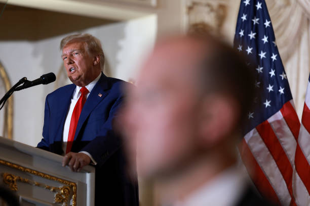 Адвокат Трампа предсказывает ходатайство о снятии обвинений в обвинительном акте Большого жюри Бывший президент США Дональд Трамп выступает на мероприятии в клубе Mar-a-Lago 4 апреля 2023 года в Уэст-Палм-Бич, Флорида. (Joe Raedle/Getty Images)