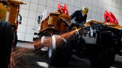 Сотрудник работает на заводе Sany Heavy Industry Co в Чанше, провинция Хунань, Китай, 19 октября 2019 г. (Thomas Peter/Reuters)
