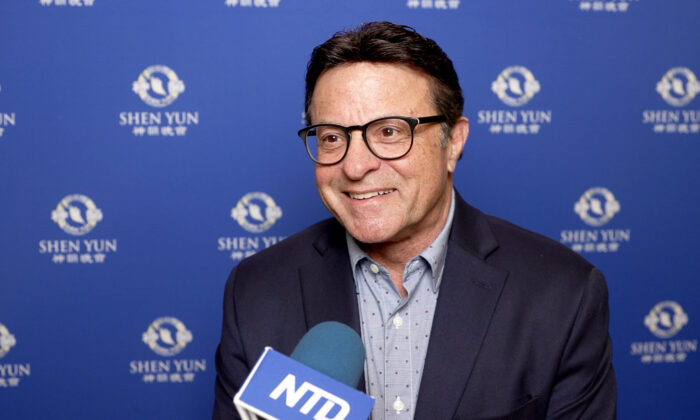 Рик Рисо после шоу Shen Yun в Центре исполнительских искусств имени Сорайи Назарян 22 марта 2023 года. (NTD)