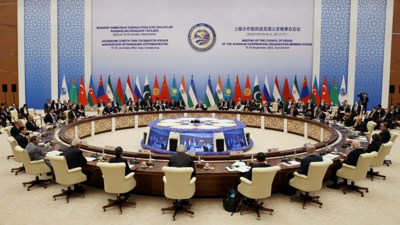 Участники саммита Шанхайской организации сотрудничества на встрече глав государств — членовШОС в расширенном формате в Самарканде, Узбекистан, 16 сентября 2022 года. (Sputnik/SergeyBobylev/Pool via Reuters)