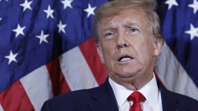 Экс-президент Дональд Трамп даёт интервью журналистам перед своей речью на ежегодной Конференции консервативных политических деятелей (CPAC) в Национальном Харборе, штат Мэриленд, 4 марта 2023 года. (AnnaMoneymaker/GettyImages)
