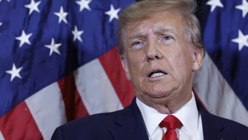 Экс-президент Дональд Трамп даёт интервью журналистам перед своей речью на ежегодной Конференции консервативных политических деятелей (CPAC) в Национальном Харборе, штат Мэриленд, 4 марта 2023 года. (AnnaMoneymaker/GettyImages)