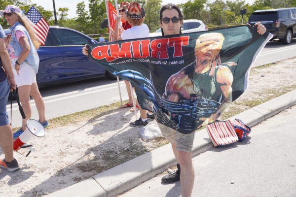 Крис Ксенос, бывший хардкор-панк-музыкант из Маргейта, штат Флорида, также никогда не интересовался политикой, пока бывший президент Барак Обама не зажёг огонь и не стал ярым сторонником Трампа. (John Haughey/The Epoch Times)