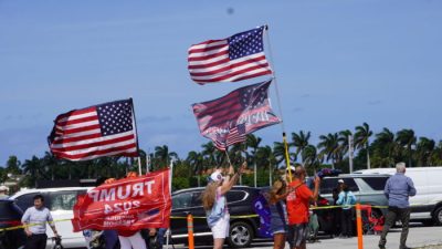 Самые ярые сторонники Трампа собрались поддержать его после предъявления обвинений