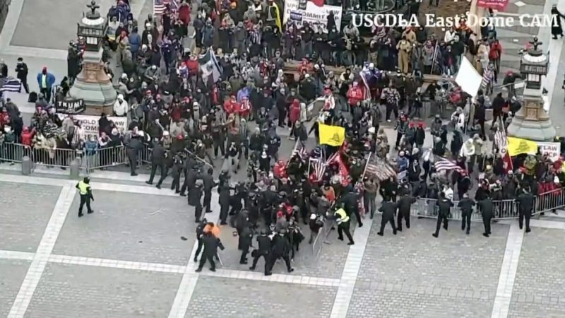 Тысячи часов видео штурма Капитолия скрыты от ответчиков Министерством юстиции Камера наблюдения полиции Капитолия фиксирует прорыв баррикад на восточной стороне Капитолия 6 января 2021 года. (U.S. Department of Justice/Screenshot via The Epoch Times)