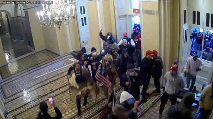 Протестующие взламывают двери Сенатского крыла Капитолия США 6 января 2021 года. (U.S. Capitol Police/Screenshot via The Epoch Times)