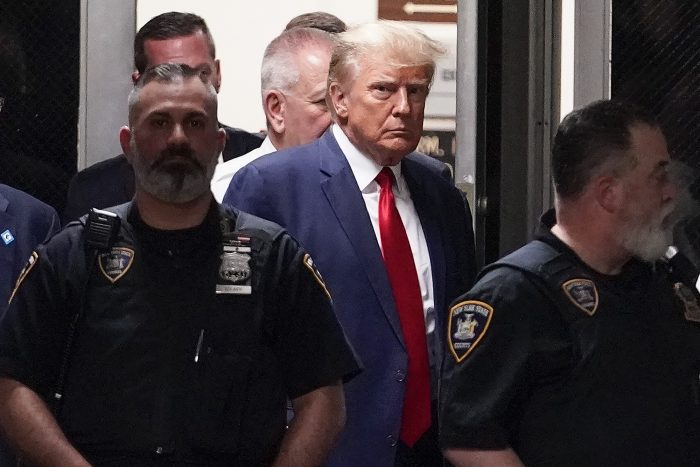 Бывший президент Дональд Трамп прибывает в суд в Нью-Йорке 4 апреля 2023 года. (Mary Altaffer/AP Photo)