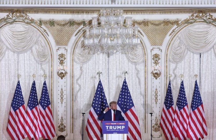 Бывший президент Дональд Трамп выступает на мероприятии в Мар-а-Лаго в Уэст-Палм-Бич, штат Флорида, 4 апреля 2023 года. (Alex Wong/Getty Images)